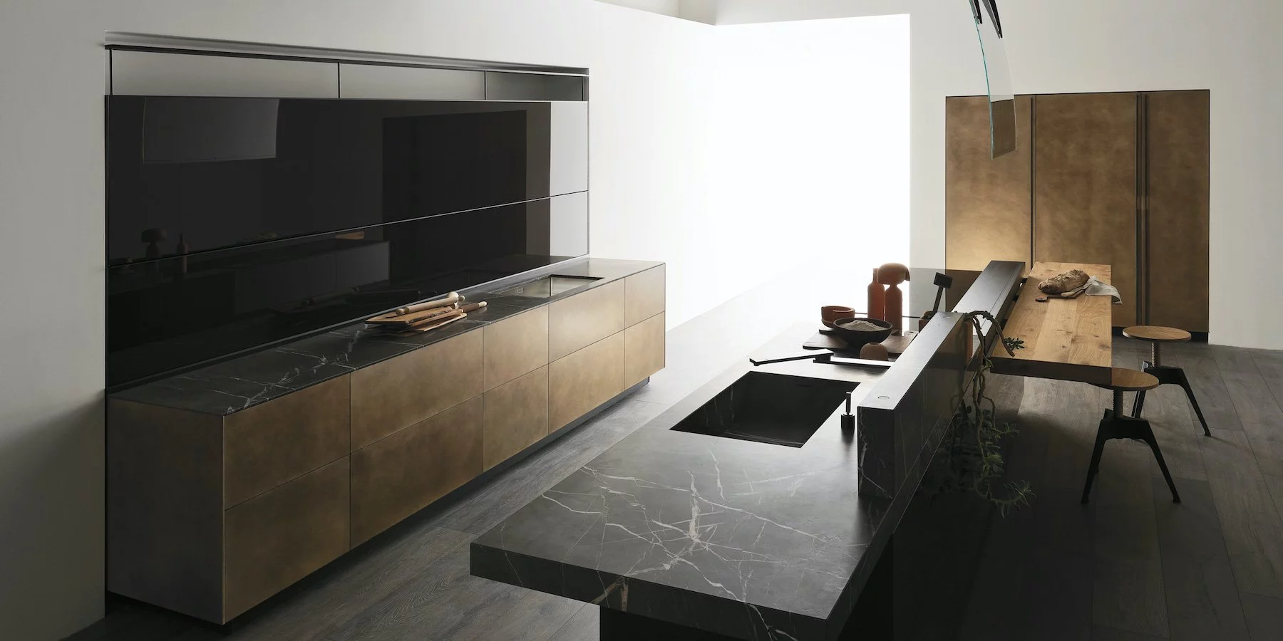 Artematica Ottone Anticato e piano in pietra Grigio Antalya