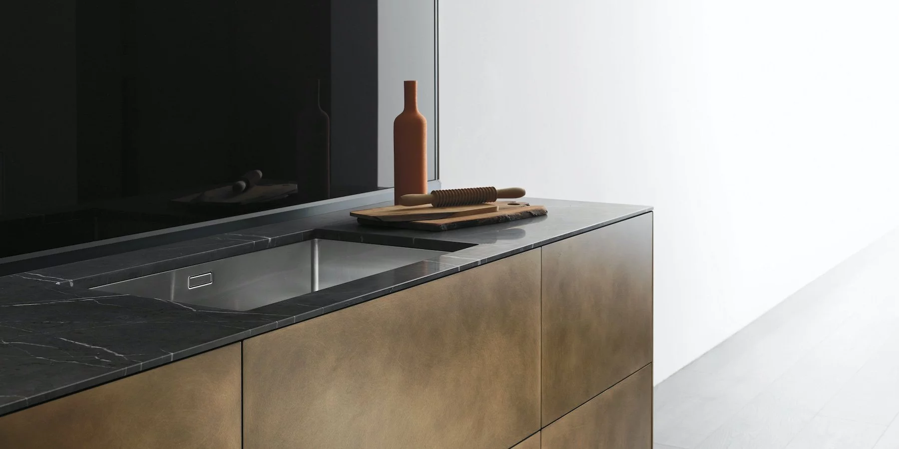 Artematica Ottone Anticato e piano in pietra Grigio Antalya