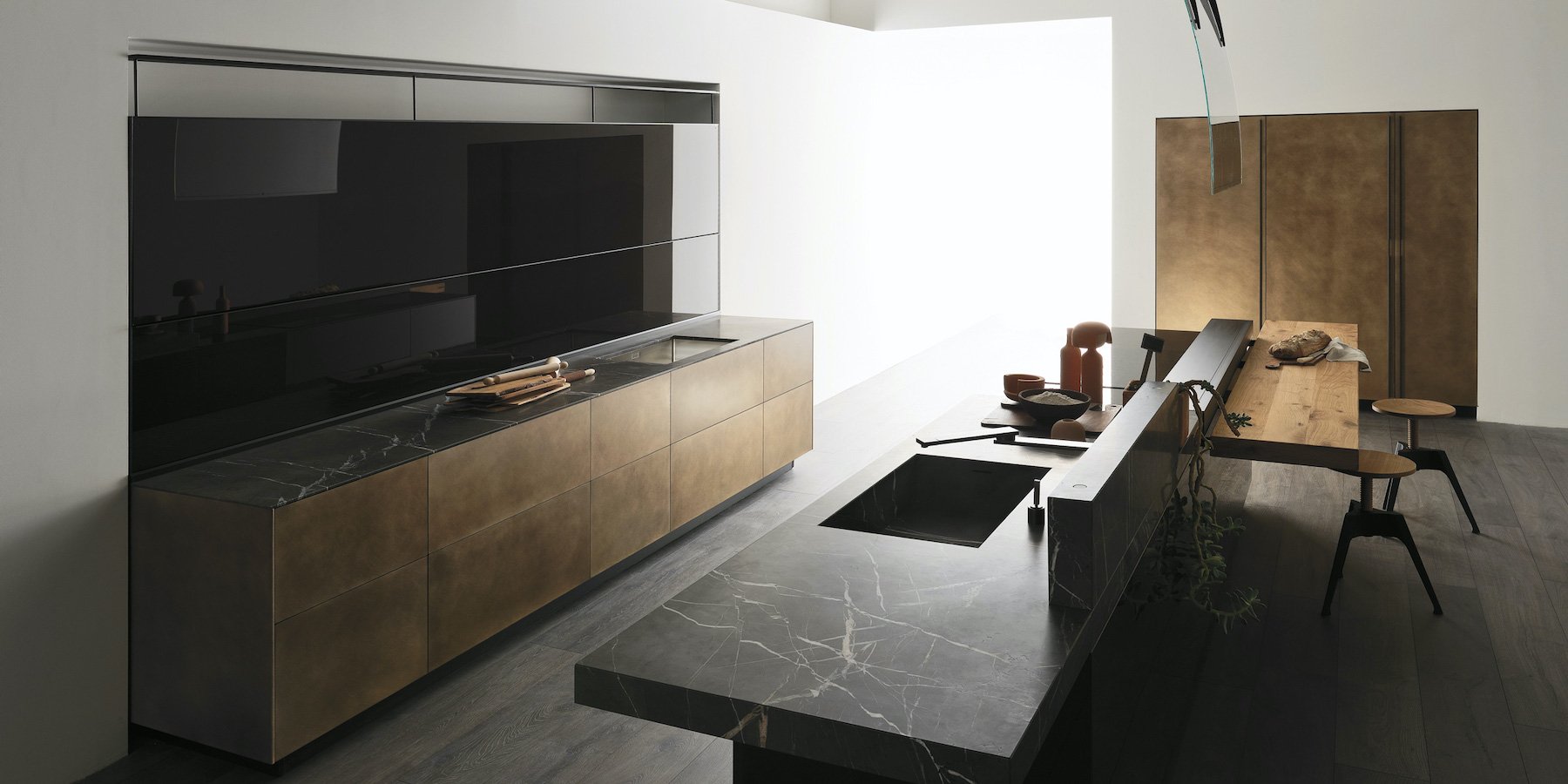 Artematica Ottone Anticato e piano in pietra Grigio Antalya
