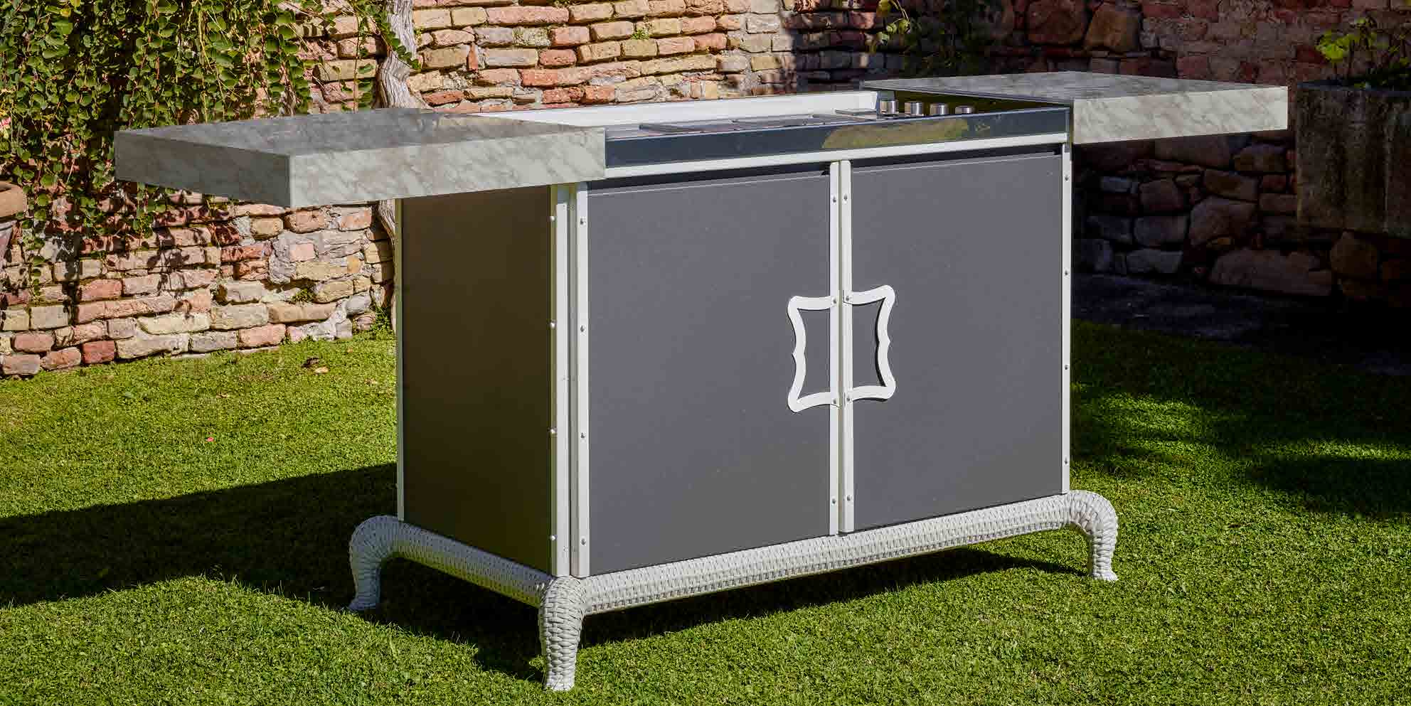 Kitchen Barbecue with Sliding Manual Cover