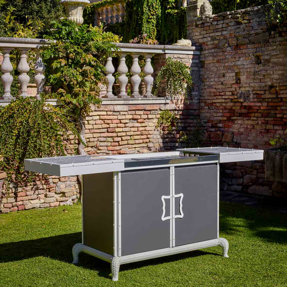 Kitchen Barbecue with Sliding Manual Cover
